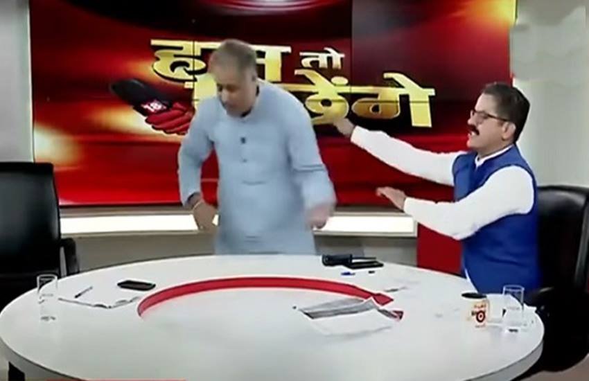 राजीव त्यागी के निधन के बाद सोशल मीडिया में एक पुराना वीडियो वायरल हो रहा है जिसमें गुस्साए न्यूज एंकर ने उन पर हाथ उठा दिया था।