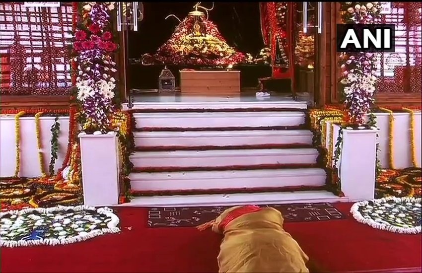 मोदी राम जन्मभूमि क्षेत्र पहुंचे और भगवान राम को दंडवत प्रणाम किया।