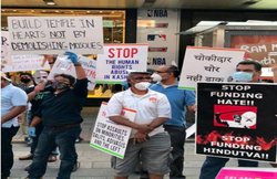 अयोध्या में भूमि पूजन का न्यूयॉर्क में भारी विरोध, टाइम्स स्क्वायर पर उमड़ी भीड़, विरोध में लगाए नारे, हाथों में थामे रहे तख्तियां