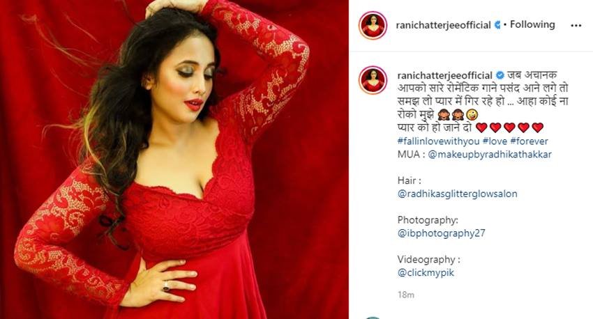 इन तस्वीरों को शेयर करते हुए रानी मुखर्जी ने लिखा- जब अचानक आपको सारे रोमेंटिक गाने पसंद आने लगे तो समझ लो प्यार में गिर रहे हो ... आहा कोई ना रोको मुझे, प्यार को हो जाने दो।