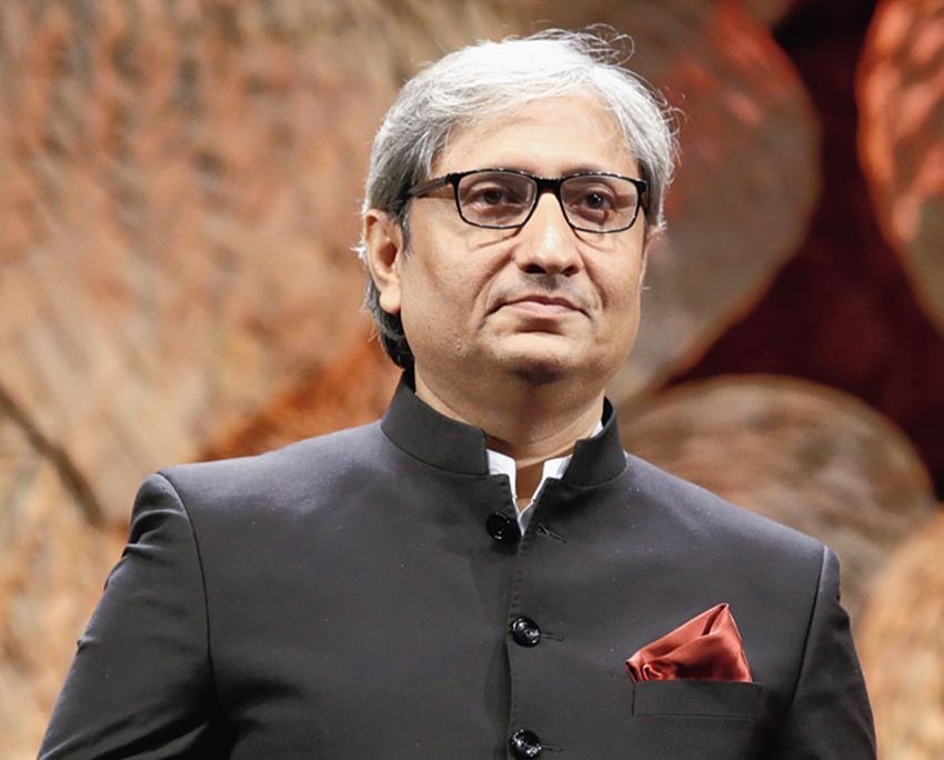 रवीश कुमार आज किसी पहचान के मोहताज नहीं हैं। पत्रकारिता की दुनिया में उन्होंने अपना एक अलग मुकाम बना लिया है। पत्रकारिता के लिए रवीश कुमार को तमाम प्रतिष्ठित सम्मानों के साथ ही एशिया के सबसे बड़ा सम्मान रैमन मैग्सेसे से भी नवाजा गया है। प्रेम पर रवीश कुमार ने एक किताब भी लिखी है। इश्क में सहर होना नाम की इस किताब के विमोचन पर रवीश कुमार ने प्रेम को लेकर अपने जज्बात जाहिर करते हुए कहा था कि जब तक आप किसी के साथ इश्क नहीं करते तब तक आपके जीवन में सुबह नहीं होती। आइए जानते हैं आखिर कैसी है खुद रवीश कुमार की लव स्टोरी(Photos: Social Media):
