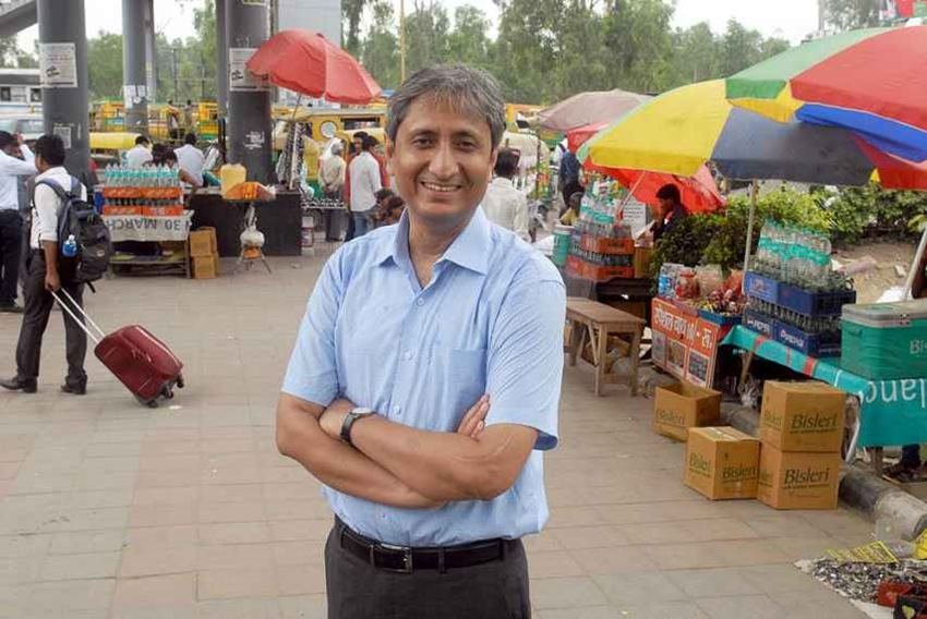 रवीश कुमार मूल रूप से बिहार के मोतिहारी के रहने वाले हैं। साधारण पृष्ठभूमि के रवीश कुमार ने पटना के लोयोला हाई स्कूल से स्कूलिंग की जिसके बाद ग्रैजुएशन के लिए वह दिल्ली निकल गए।