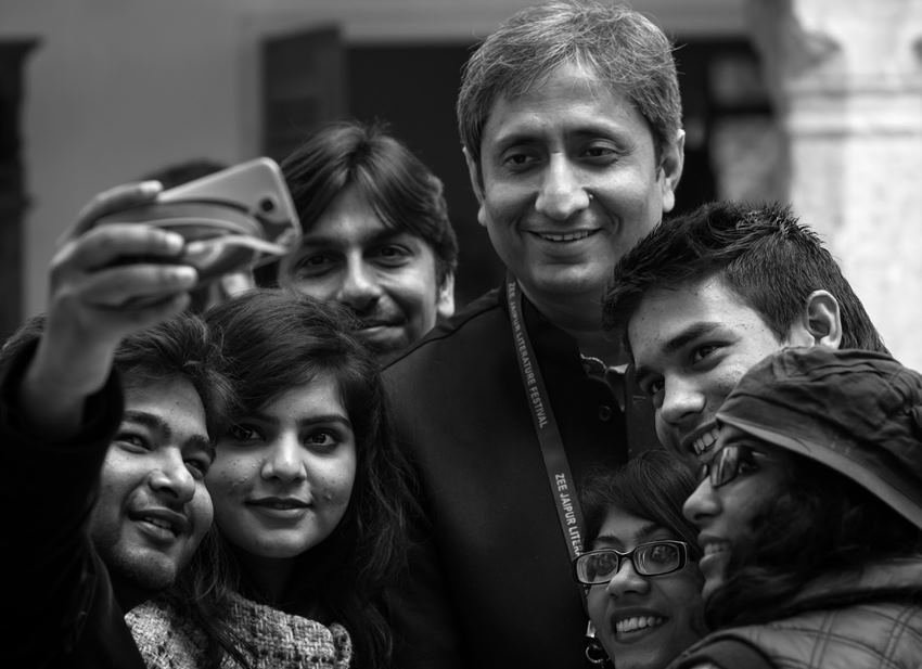 लेकिन कहते हैं ना कि इश्क अपना रास्ता खुद ही बना लेता है। इनके मामले में भी ऐसा ही हुआ। 7 साल तक एक दूसरे को डेट करने के बाद दोनों ने आखिरकार शादी कर ली।