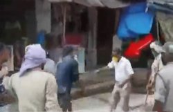VIDEO: बलिया में SDM ने डंडे से बीच सड़क पर लोगों को पीटा, CM योगी ने अधिकारी को किया सस्पेंड