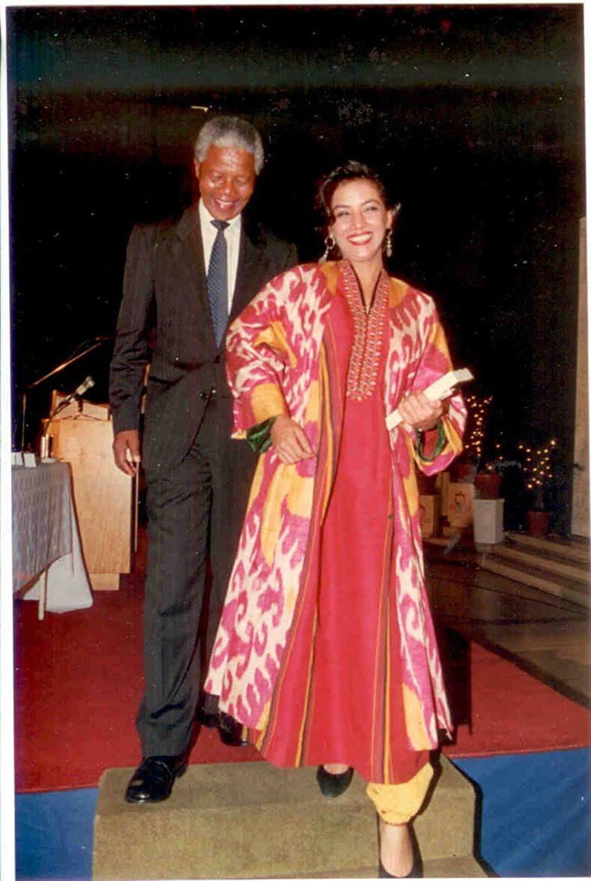 शबाना आजमी और दक्षिण अफ्रीका के पूर्व राष्ट्रपति नेल्सन मंडेला की एक तस्वीर पर खूब हंगामा बरपा था।