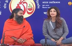 जब बाबा रामदेव की बग़ल में बैठ शिल्पा शेट्टी गिना रही थीं योग के फ़ायदे, साथ किए थे आसन