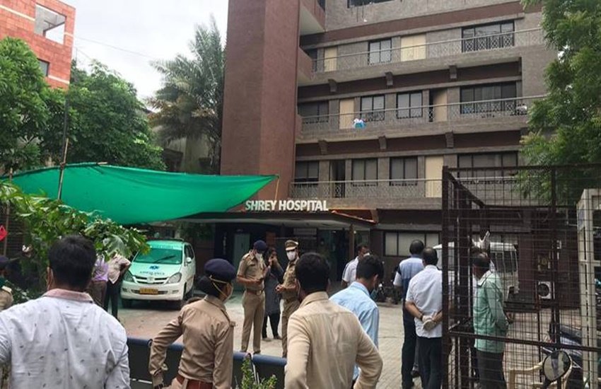 Ahmedabad Covid-19 Hospital Fire Live Updates: कोविड-19 हॉस्पिटल में भीषण लगने से 8 मरीजों की मौत, पीएम मोदी ने की सीएम रूपाणी से बात, परिजनों को 2-2 लाख की मदद - Jansatta