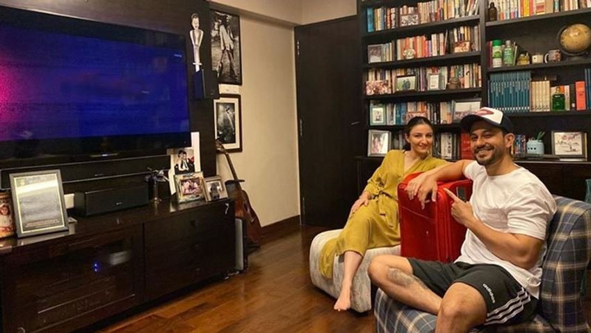 सोहा पढ़ने की शौकीन हैं। उन्होंने अपने घर में लाइब्रेरी भी बना रखी है।