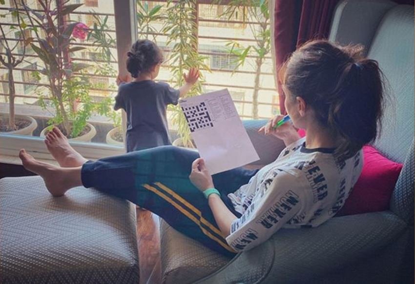 इस फ्लैट में सुख सुविधा के सारे सामान मौजूद हैं।