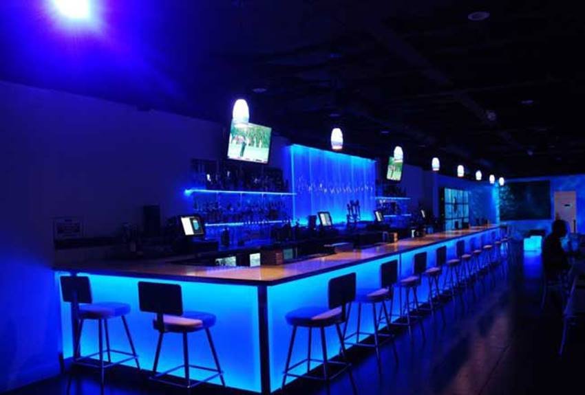 सुनील शेट्टी रेस्त्रां भी चलाते हैं। मुंबई में उनके दो रेस्टोरेंट हैं।