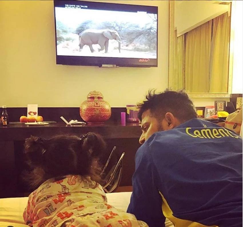 सुरेश रैना अकसर सोशल मीडिया में अपने घर के अंदर की तस्वीरें शेयर करते रहते हैं।