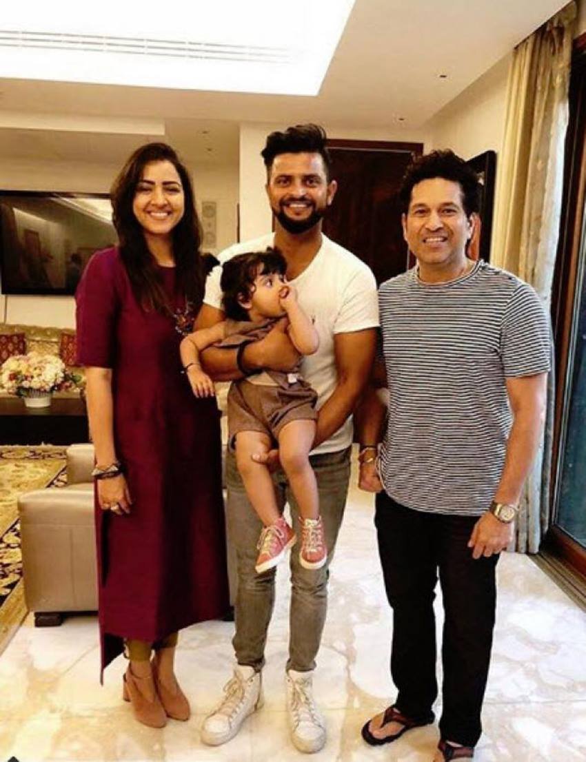 रैना ने ये तस्वीर तब पोस्ट की थी जब सचिन तेंदुलकर उनके घर आए थे।