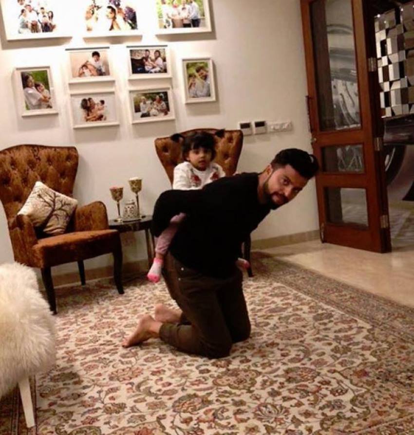 तस्वीरों में सुरेश रैना के आलीशान घर के अंदर का नजारा दिखता है।