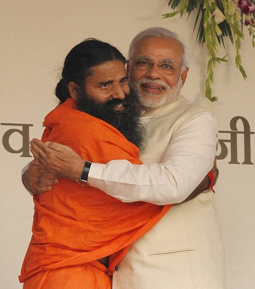 पीएम नरेंद्र मोदी के साथ स्वामी रामदेव।