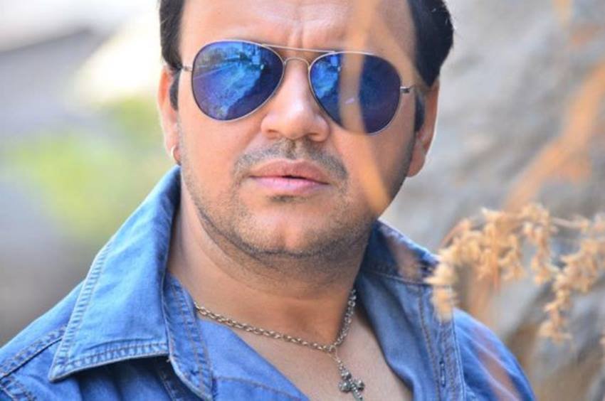 12 साल से सबसे लोकप्रिय शो 'तारक मेहता का उल्टा चश्मा' में सुनैना फौजदार की एंट्री हो चुकी है। वह शो में अंजली भाभी का किरदार निभाती दिखेंगी। एक्ट्रेस नेहा मेहता पिछले 12 साल से अंजली भाभी के किरदार में दर्शकों का मनोरंजन कर रहीं थीं। उनके फैन्स के लिए यह अच्छी खबर नहीं थी कि वह शो छोड़ कर जा रही हैं। हालांकि यह बात अभी सामने नहीं आ पाई है कि उन्होंने शो क्यों छोड़ा लेकिन कहा जा रहा है कि एक नए प्रोजेक्ट के चलते एक्ट्रेस ने 'तारक मेहता का उल्टा चश्मा' को अलविदा कहा है। आइए जानते हैं कौन हैं सुनैना फौजदार: