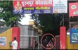 यूपी पुलिस ने कहा-‘घायल को थाने लाओ तब लिखेंगे FIR’, स्ट्रेचर पर बुजुर्ग को लेकर पहुंचा युवक