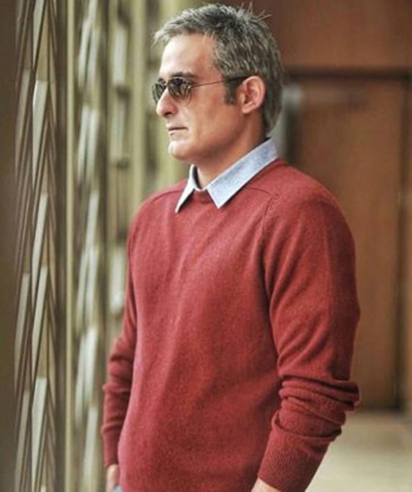 अक्षय खन्ना फिल्म साइन करते समय ये डिमांड रखते हैं कि फिल्म में उनका किरदार हद से ज्यादा नकारात्मक नहीं होना चाहिए। साथ ही वह विलेन के रूप में हीरो से बहुत बुरी तरह से नहीं पिटेंगे।