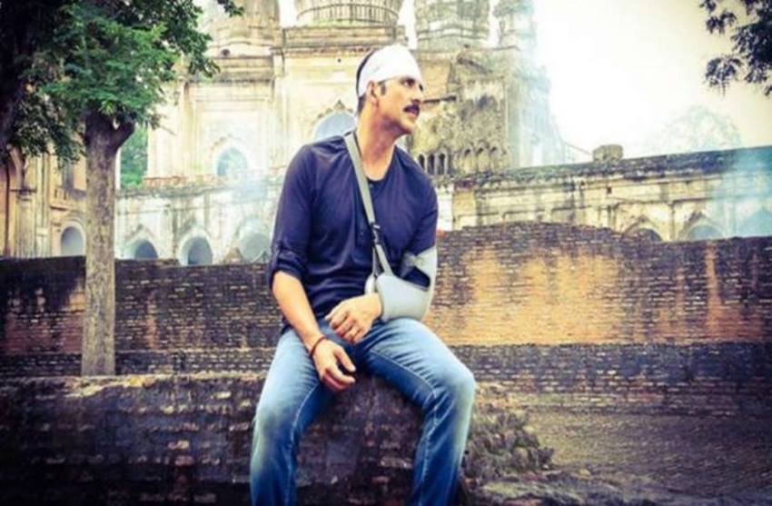 अक्षय कुमार 52 साल की उम्र में भी वो सुबह सूरज उगने से पहले उठकर वर्कआउट शुरू कर देते हैं। यही एनर्जी वो शूटिंग के दौरान भी रखते हैं। फ़िल्म केसरी के दौरान अक्षय को पसलियों में गंभीर चोट लगी थी लेकिन उन्होंने शूटिंग नहीं रुकने दी। सूर्यवंशी फिल्म के समय भी उनकी बांह में खिंचाव आ गया था।