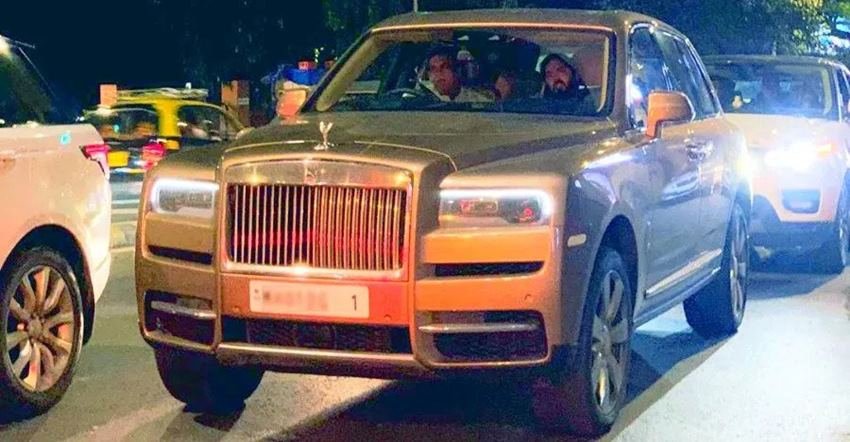 रोल्स रॉयस फैंटम ट्रॉपहेड कूपे (Rolls Royce Phantom Drophead Coupe): यह बेंटले की एसयूवी से भी महंगी है। इस कार की कीमत 8.84 करोड़ रुपए है।