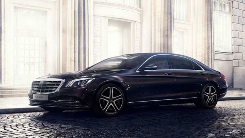 W221 मर्सिडीज बेंज एस क्लास: यह बुलेटप्रूफ कार है। कई बार अनंत अंबानी इस कार में स्पॉट किए जा चुके हैं।