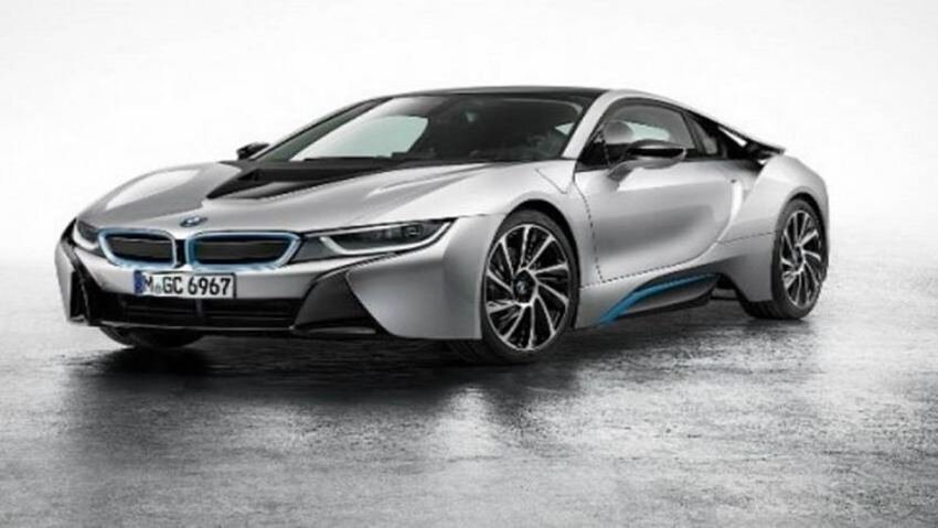 बीएमडब्ल्यू i8 : BMW की इस स्पोर्ट्स कार की कीमत करीब 2.14 करोड़ रुपए है।