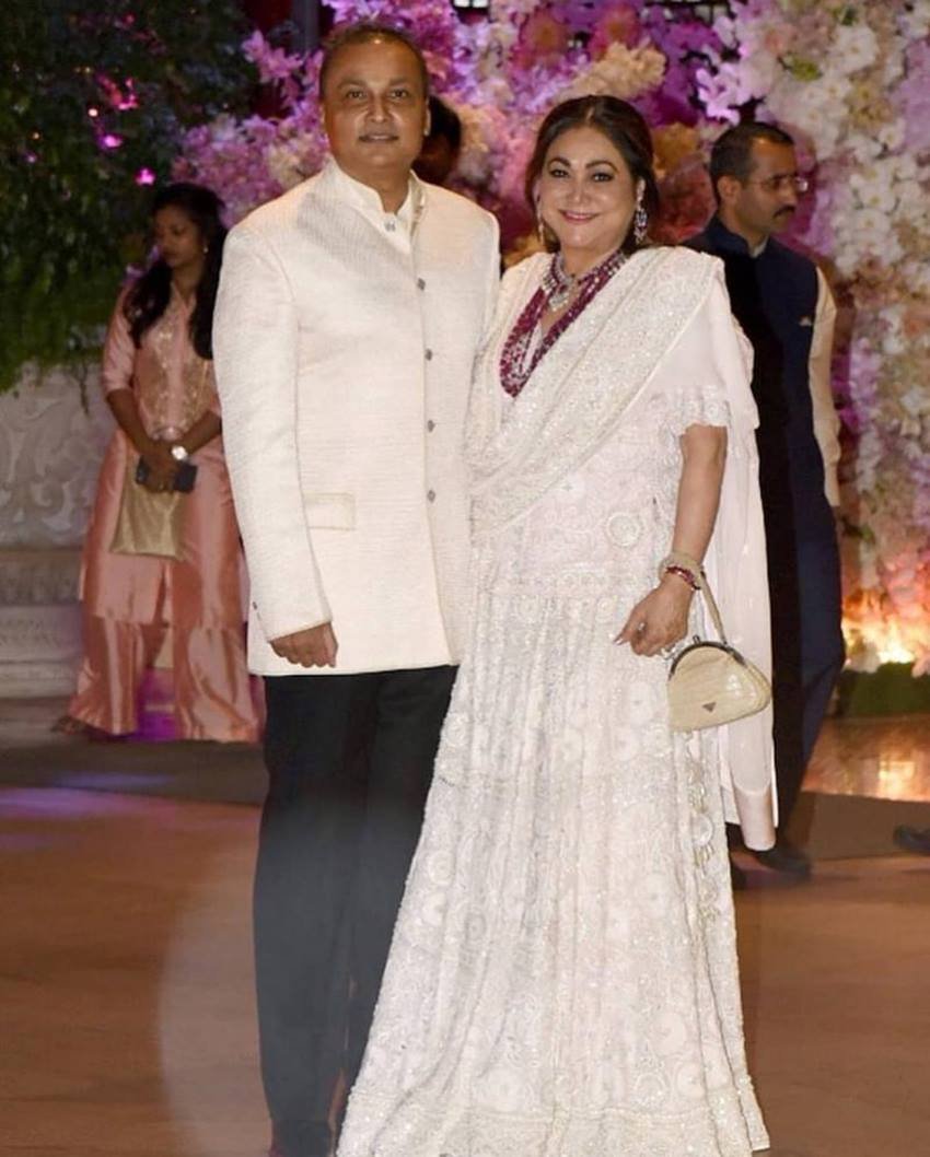 अनिल अंबानी टीना मुनीम से पहली बार एक शादी समारोह में मिले थे। दोबारा जब मिले तो वह टीना से प्यार करने लगे। प्यार हुआ तो अनिल अंबानी ने तय किया कि वह टीना से शादी करेंंगे।