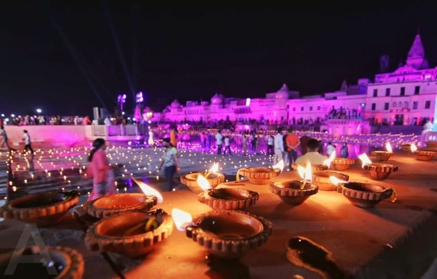 दियों की रोशनी में अयोध्या की सुंदरता देखते ही बन रही थी।