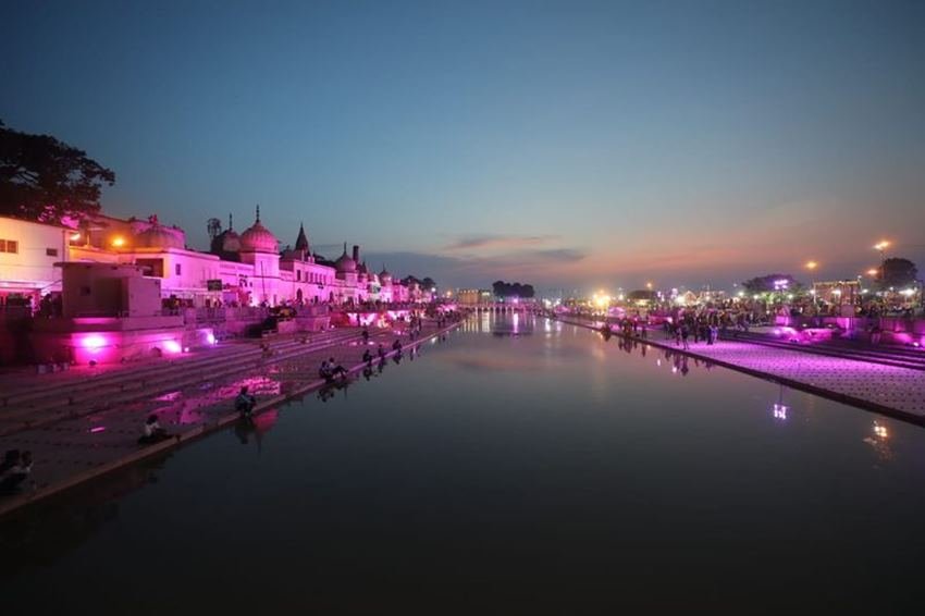 अयोध्या के घाट गुलाबी और पीली रोशनी में डूबे दिखे।