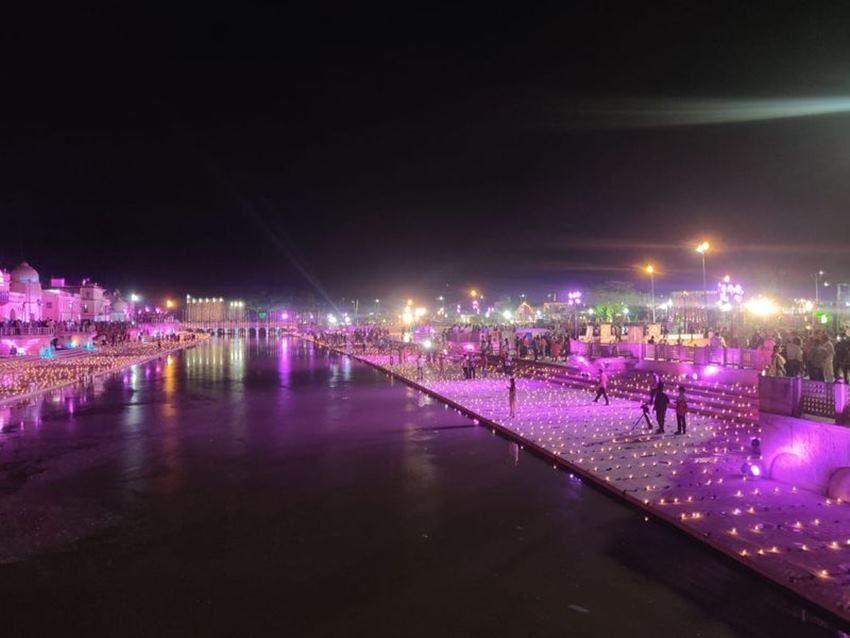 अयोध्या में घरों पर रामायण से जुड़ी खूबसूरत पेंटिंग्स भी बनाई गई हैं।