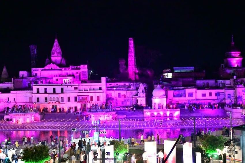 भूमि पूजन के मद्देनजर पूरी अयोध्या को राम के रंग में रंग दिया गया है।