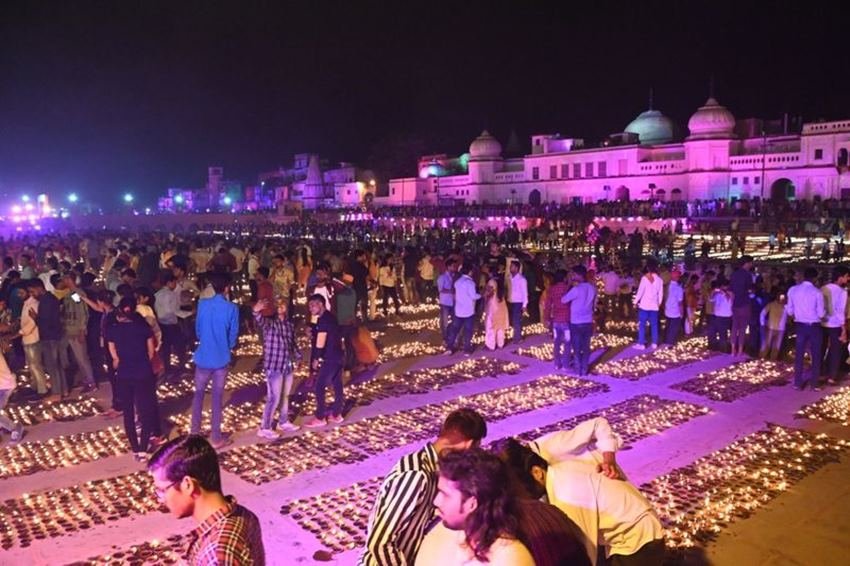 अयोध्या में भूमि पूजन से पहले करीब साढ़े 3 लाख दीप जलाए गए।