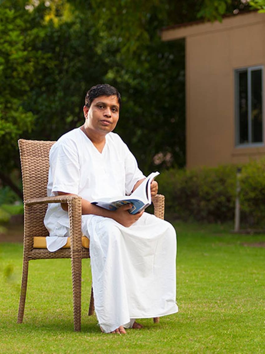 पतंजलि आयुर्वेद में जहां बाबा रामदेव की कोई हिस्सेदारी नहीं है वहीं बालकृष्ण के पास कंपनी के 98.6 प्रतिशत के शेयर हैं।