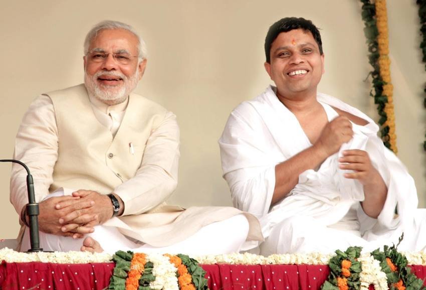 बता दें कि आचार्य बालकृष्ण आर्युवेद प्रैक्टिशनर हैं और मूल रूप से नेपाल के रहने वाले हैं।