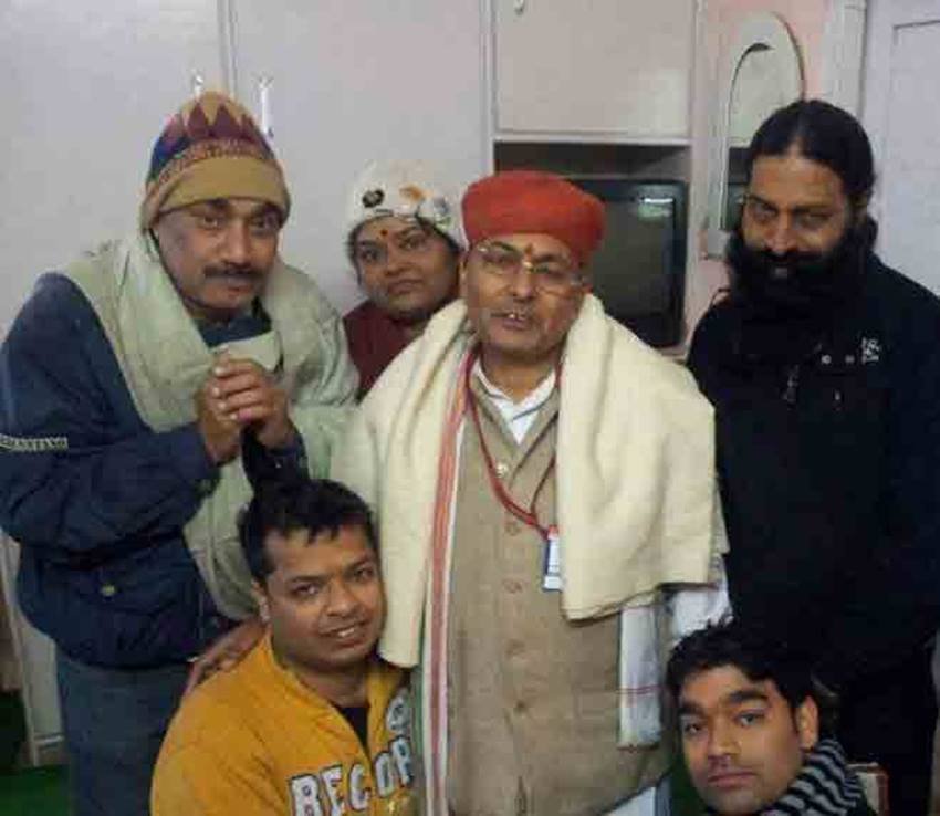 सभी तस्वीरें सोशल मीडिया में वायरल हैं।