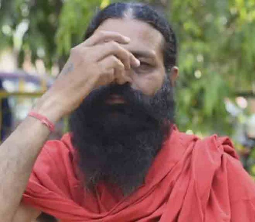 एक बार किसी शादी समारोह में दिल्ली की पूर्व सीएम शीला दीक्षित ने उन्हें देखा तो सही का रामदेव समझ नमस्कार भी कर दिया था।