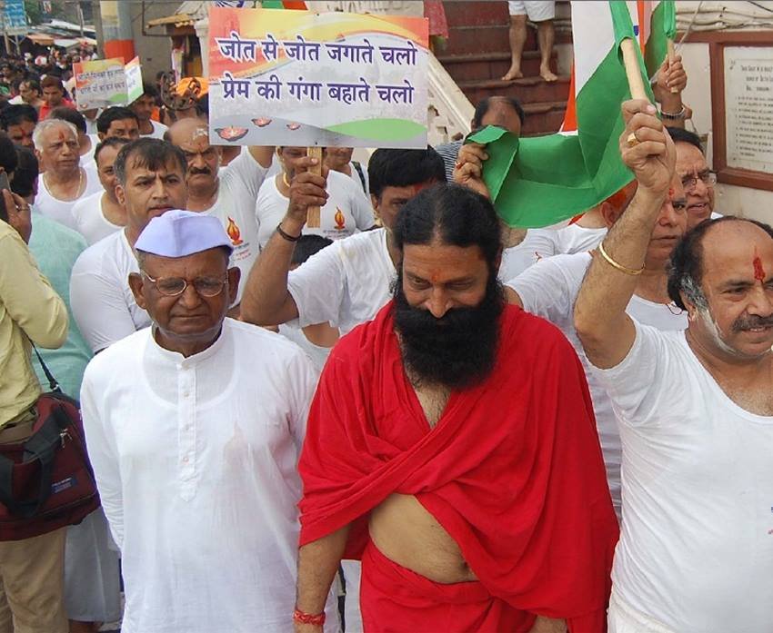 बाबा रामदेव जैसे दिखने के कारण संजय तलवार अब काफी फेमस हो चुके है। वह कई ऐड फिल्मों में काम कर चुके हैं।संजय एक डॉक्यूमेंट्री फिल्म में भी बाबा रामदेव का मुख्य किरदार निभा चुके हैं।