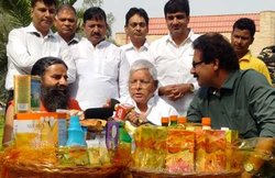 जब राजनीतिक मतभेद भुलाकर बाबा रामदेव से मिले लालू और गालों पर लगवाई पतंजलि क्रीम, कहा- योग गुरु की सफलता से चिढ़ते हैं लोग