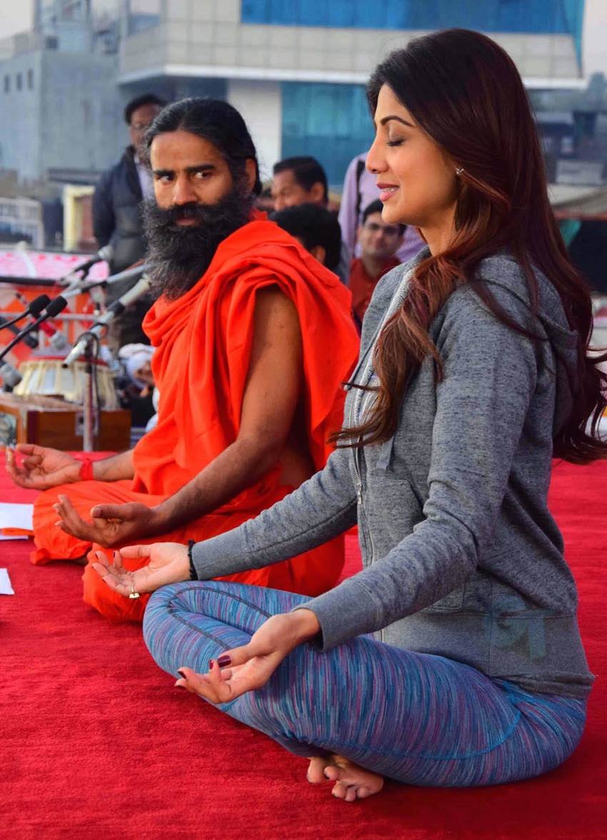 योगा के एक प्रमोशन संबंधी एक कार्यक्रम में रामदेव शिल्पा शेट्टी के साथ।