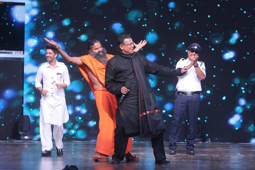 मिथुन चक्रवर्ती के साथ डांस करते रामदेव।