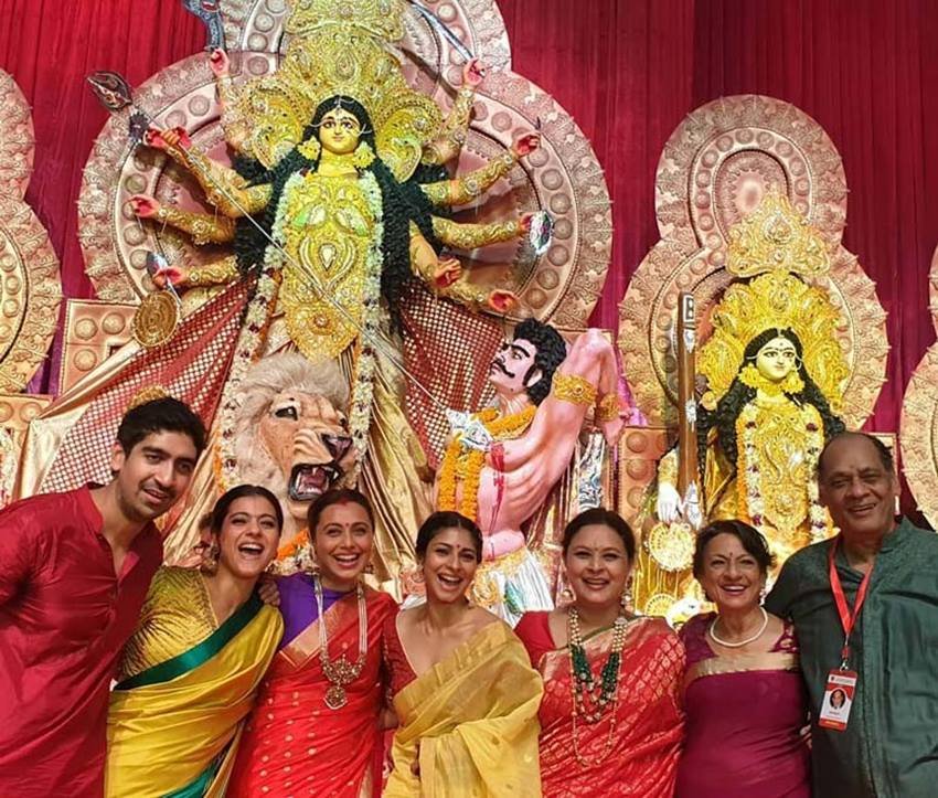 डायरेक्टर अयान मुखर्जी काजोल औऱ रानी मुख्रजी के मामा के बेटे हैं।