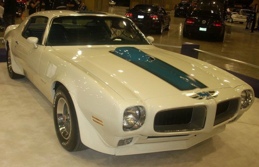 Pontiac Trans Am लेफ्ट हैँंड ड्राइव टू डोर कार है।