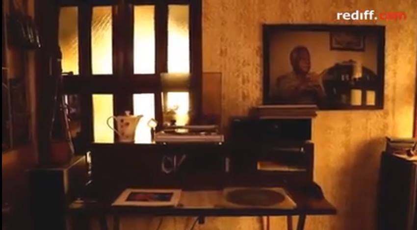 उनके घर के अंदर की झलक देख कई भी संजय मिश्रा की संगीत और फोटोग्राफी के लिए दीवानगी का अंदाजा लगा सकता है।