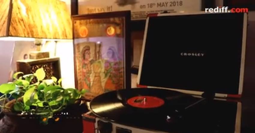 उनके घर के अंदर संजय मिश्रा ने अपने घर के लिविंग एरिया में 2 ग्रामोफोन औऱ 4 स्पीकर लगा रखे हैं।की झलक देख कई भी संजय मिश्रा की संगीत और फोटोग्राफी के लिए दीवानगी का अंदाजा लगा सकता है।