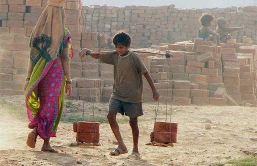 तमाम विकास के बावजूद आज भी बच्चों को बचपन में ही श्रमिकों की तरह काम करने के लिए विवश होना पड़ रहा है। 