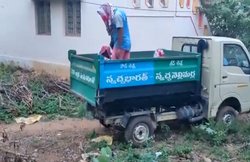 कोरोना मरीजों को कूड़ा उठाने वाली गाड़ी में भरकर ले गए, पूर्व CM ने वीडियो शेयर कर उठाए सवाल