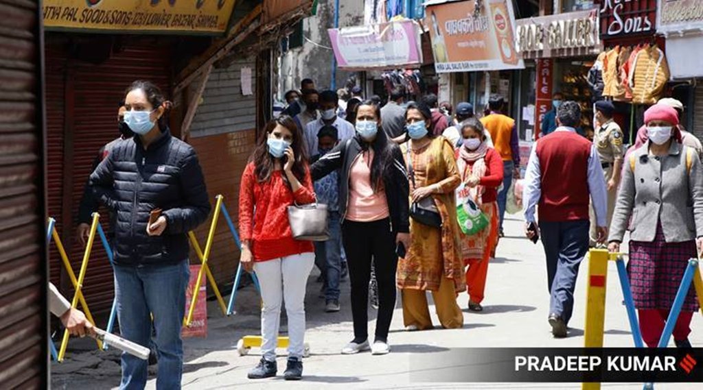 हिमाचल प्रदेश में कोरोना संक्रमण बढ़ने से बाजार में सोशल डिस्टेंस का पालन करते लोग।