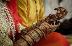 बिहार: थाने पहुंच कर बोला कपल- मदद कीजिए, पुलिस ने शादी कराने से इनकार किया तो थाने के बाहर डाल दी सिंदूर