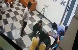 दलित युवक पर चोरी का आऱोप लगा पीटा औऱ सिर मुंडवाया, ‘Bigg Boss’ फेम एक्टर की पत्नी गिरफ्तार; देखें वीडियो