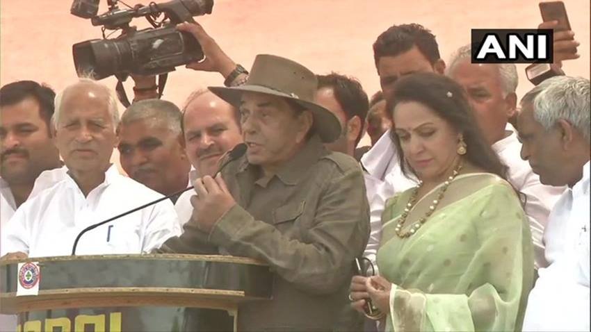 धर्मेंद्र - साल 2004 में बीकानेर से बीजेपी सांसद रहे लेकिन कार्यकाल में लोग नहीं थे खुश, इसके बाद उन्होंने राजनीति से दूरी बना ली।