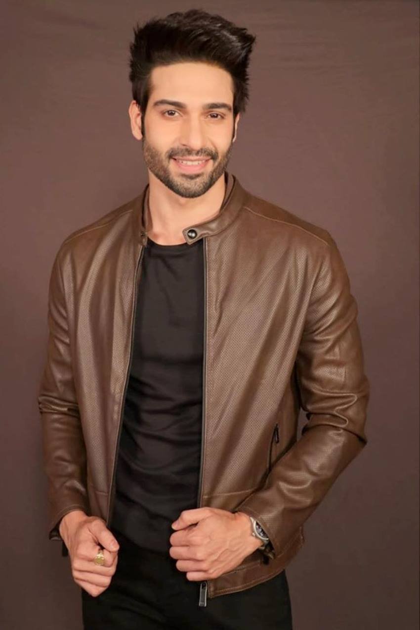 'नागिन-4' में देव और 'उड़ान' में सूरज राजवंशी का किरदार निभाने वाले विजयेंद्र कुमेरिया भी टीवी में आने से पहले फ्लाइट अटेंडेंट का काम करते थे। पहले से उनका सपना एक एक्टर बनने का रहा था। कुछ सालों तक एयरलाइन्स में बतौर फ्लाइट अटेंडेंट काम करने के बाद 2011 में उन्होंने टीवी की दुनियां में कदम रखा। नागिन, उड़ान के अलावा प्यार का दर्द, तुम्हारी पाखी और शास्त्री सिस्टर्स जैसे शो में अपनी पहचान बनाई।